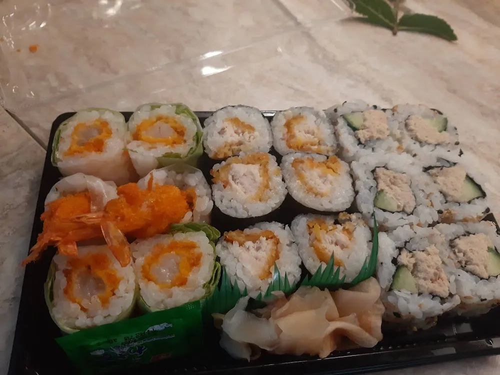 Spring Roll Crevettes Tempura California Thon Cuit Concombres Et Maki Poulets Frit